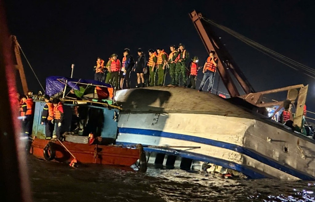Biên phòng Quảng Ninh cứu, vớt được 22 hành khách vụ lật tàu