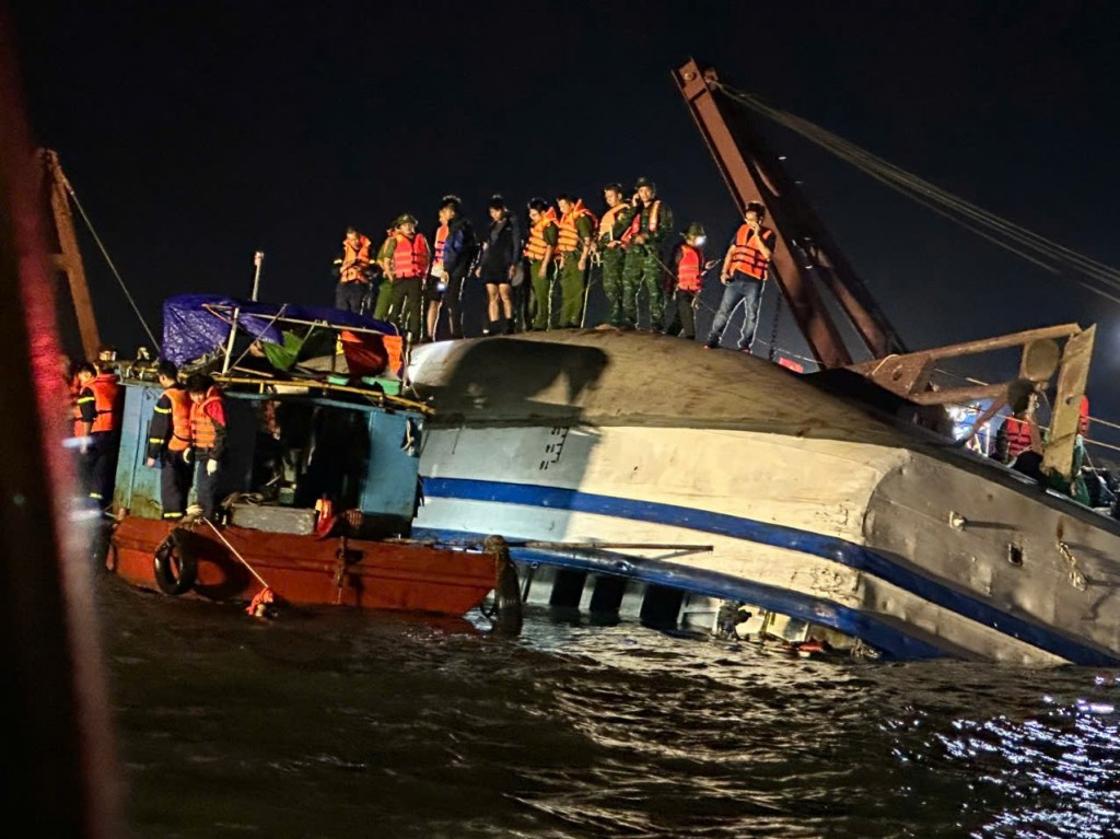 Biên phòng Quảng Ninh cứu, vớt được 22 hành khách vụ lật tàu