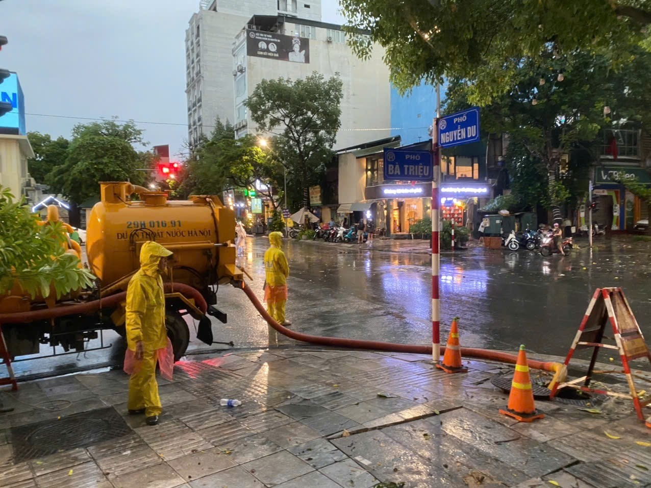 Hà Nội đổ, gãy hơn 270 cây xanh do dông lốc