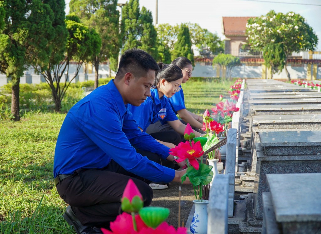 Đoàn viên, thanh niên đã đồng loạt ra quân, thay mới 23.938 bông hoa và lọ hoa bị hư hỏng tại 27 nghĩa trang liệt sĩ trên địa bàn thành phố