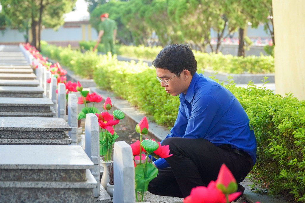 “Hoa dâng mộ liệt sĩ” là một chương trình tri ân đặc biệt của thế hệ trẻ Đà Nẵng với các anh hùng liệt sĩ