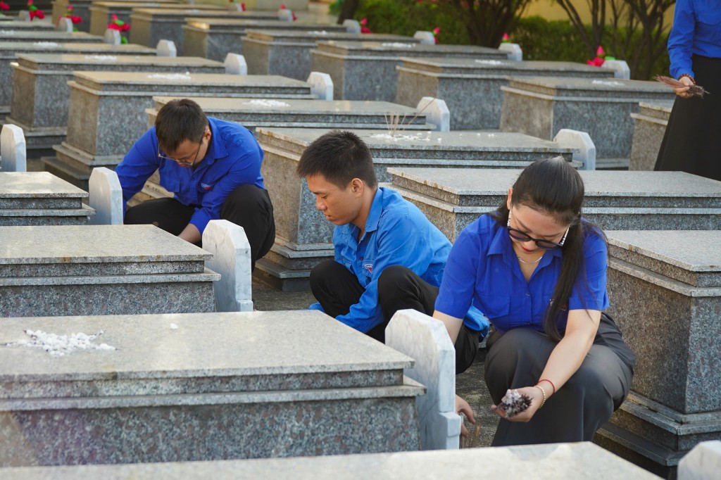 Đoàn viên, thanh niên khác có mặt tại nghĩa trang liệt sĩ TP Đà Nẵng để dọn vệ sinh và thay mới bình hoa 
