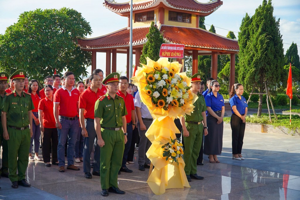 Thành đoàn Đà Nẵng tổ chức chương trình “Hoa dâng mộ liệt sĩ” tại nghĩa trang liệt sĩ thành phố 