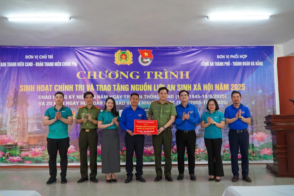 Đoàn công tác của Ban Thanh niên CAND, Đoàn Thanh niên Chính phủ cùng các đơn vị khác trao tặng nhân dân Đà Nẵng nguồn lực an sinh xã hội trị giá 700 triệu đồng