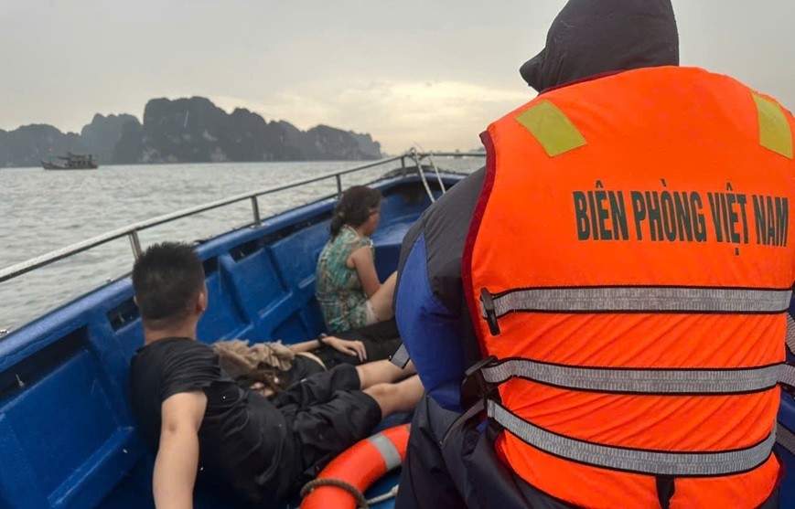 Bộ đội Biên phòng tỉnh Quảng Ninh tiếp cận hiện trường cứu người bị nạn trên tàu khách bị lật