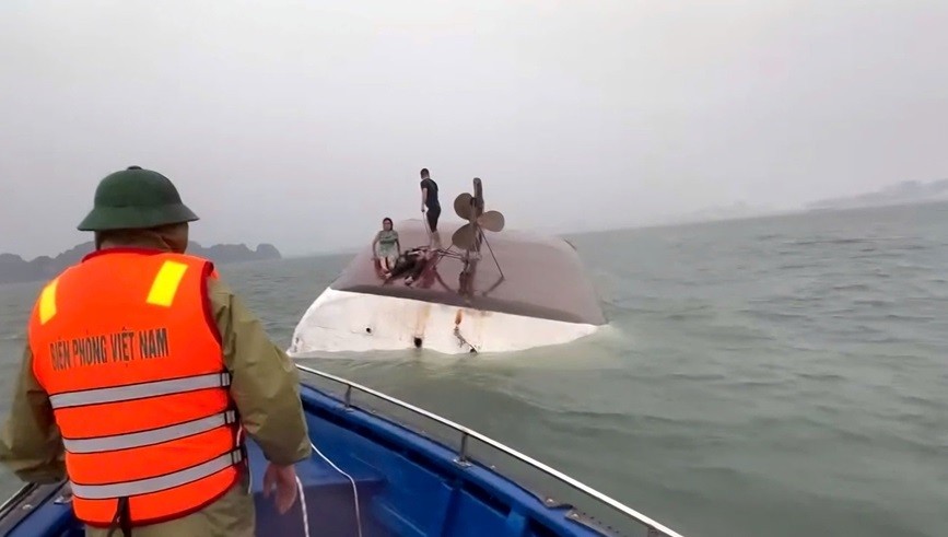Bộ đội Biên phòng tỉnh Quảng Ninh tiếp cận hiện trường cứu người bị nạn trên tàu khách bị lật 
