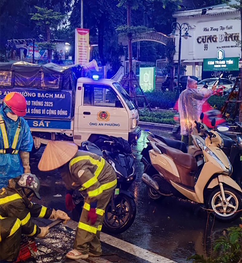 Lực lượng Công an phường Bạch Mai phối hợp xử lý một sự cố do giông lốc gây ra, tiềm ẩn nguy hiểm cho người dân Lực lượng Công an phường Bạch Mai phối hợp xử lý một sự cố do giông lốc gây ra, tiềm ẩn nguy hiểm cho người dân