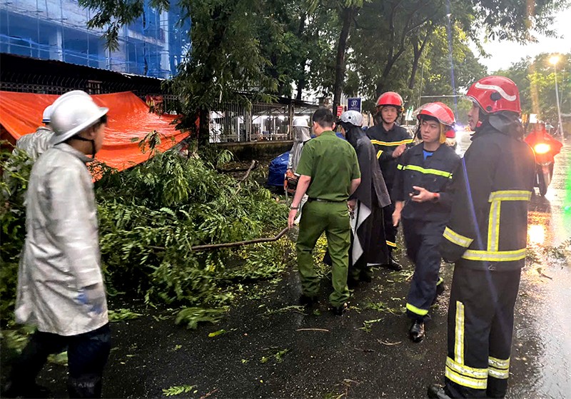 Công an Hà Nội đảm bảo an toàn cho người dân trong dông lốc