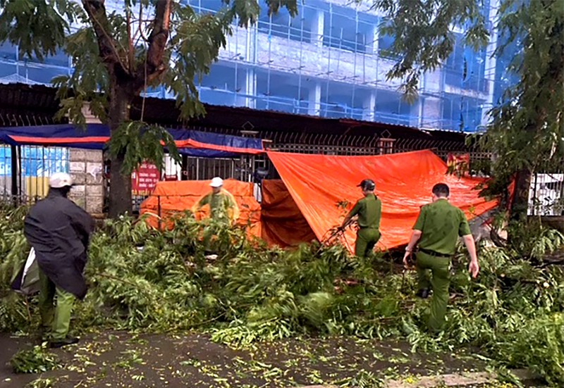 Công an Hà Nội đảm bảo an toàn cho người dân trong dông lốc