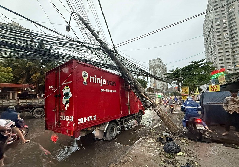 Công an Hà Nội đảm bảo an toàn cho người dân trong dông lốc