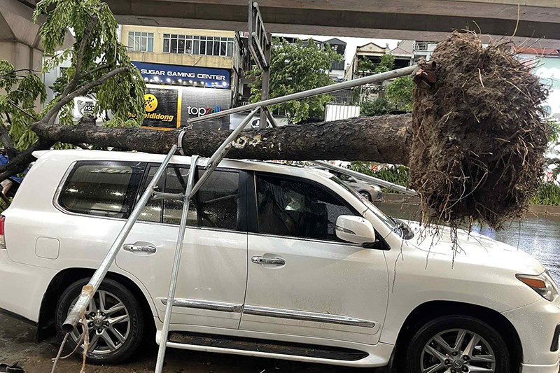 Công an Hà Nội đảm bảo an toàn cho người dân trong dông lốc