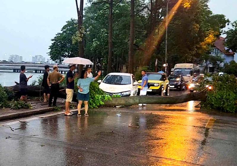 Công an Hà Nội đảm bảo an toàn cho người dân trong dông lốc
