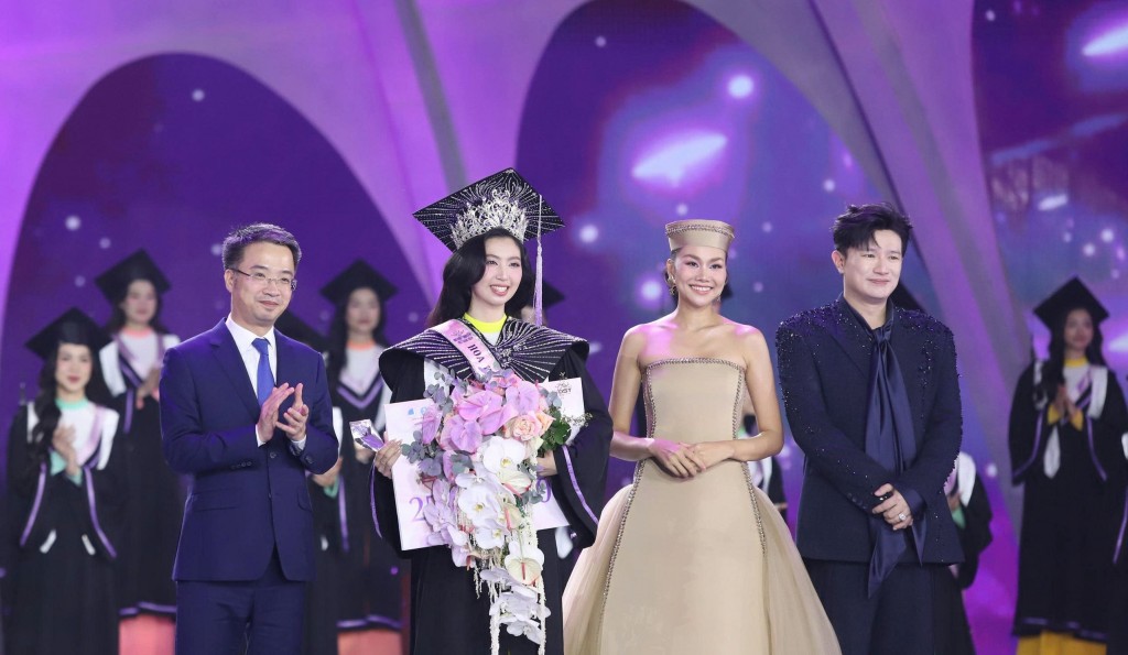 Nữ sinh Đại học Y Hà Nội Đặng Quỳnh Anh là tân Hoa khôi Sinh viên Việt Nam 2024