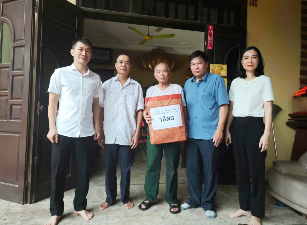 Chủ tịch Uỷ ban MTTQ Việt Nam Phạm Văn Thành đến thăm, tặng quà các thương bệnh binh và gia đình chính sách.