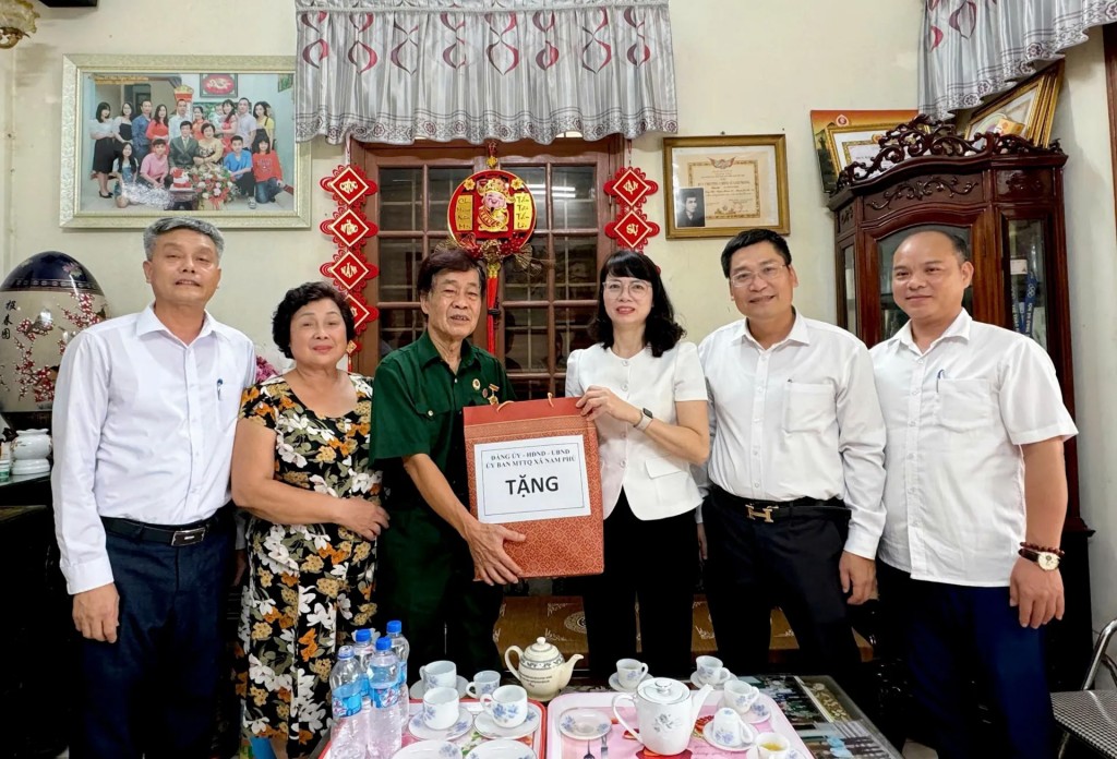 Phó Bí thư Đảng ủy, Chủ tịch UBND xã Nam Phù Nguyễn Thị Thu Huyền đến thăm, tặng quà các thương binh, bệnh binh, gia đình chính sách.