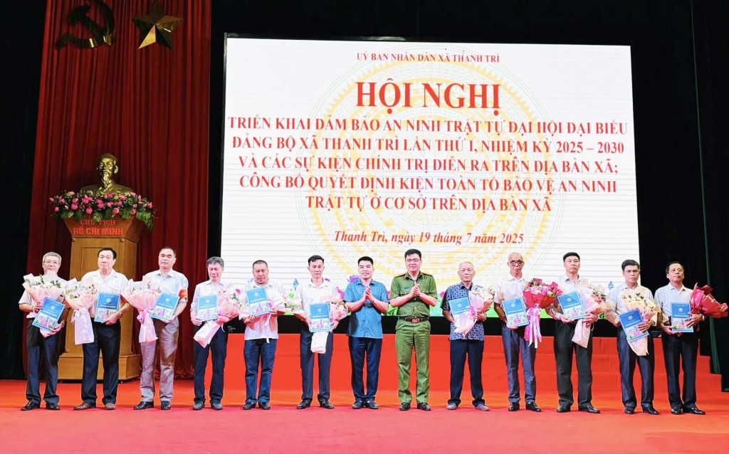 Lãnh đạo Đảng ủy, UBND và Công an xã Thanh Trì trao quyết định kiện toàn 23 tổ an ninh trật tự cơ sở trên địa bàn xã. 