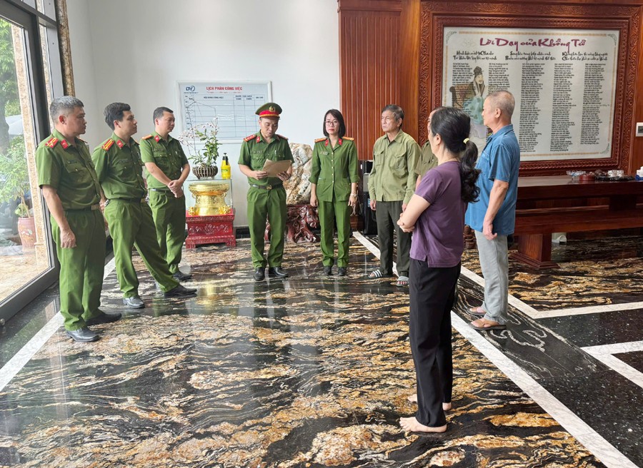 Lực lượng Công an khám xét nơi ở, nơi làm việc của đối tượng Bùi Quốc Ý