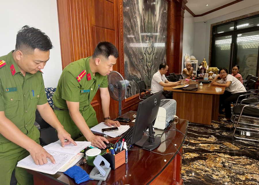Lực lượng Công an khám xét nơi ở, nơi làm việc của đối tượng Bùi Quốc Ý