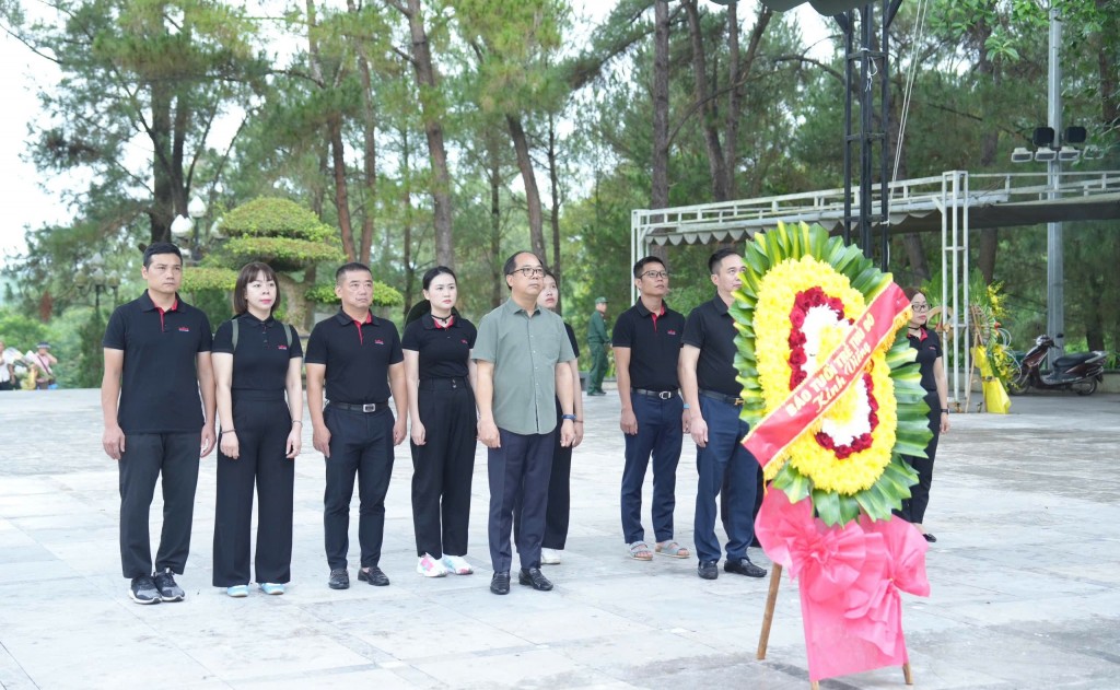Tổng Biên tập Báo Tuổi trẻ Thủ đô Nguyễn Mạnh Hưng, Phó Tổng Biên tập Ngô Vương Tuấn cùng cán bộ, phóng viên đặt vòng hoa và dâng hương tưởng niệm tại Nghĩa trang liệt sĩ Quốc gia Trường Sơn