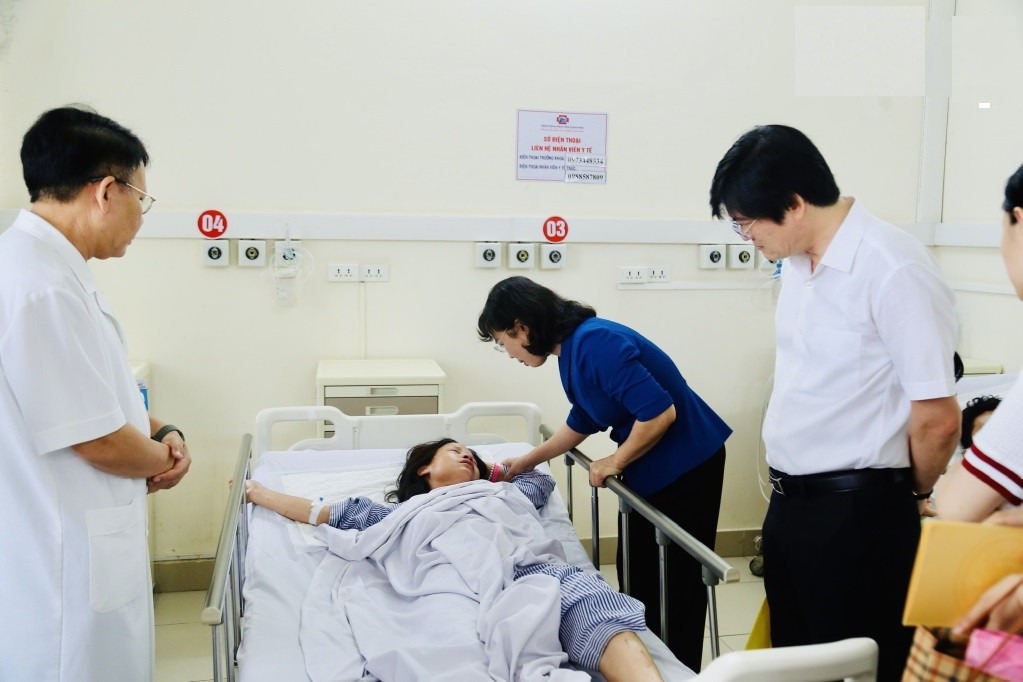 Đồng chí Phó Bí thư Thường trực Tỉnh ủy, Chủ tịch HĐND tỉnh thăm hỏi, động viên nạn nhân đang điều trị tại Bệnh viện Đa khoa tỉnh Quảng Ninh.