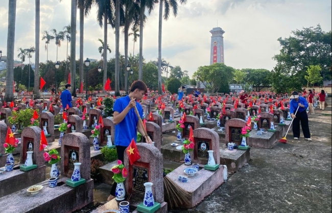 Xã Phù Đổng ra quân vệ sinh môi trường đảm bảo “Sáng - xanh - sạch - đẹp”