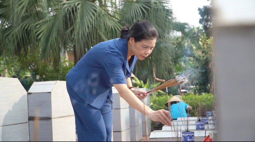 Đồng chí Đặng Thị Phương Hoa, Phó Chủ tịch Ủy ban MTTQVN thành phố Hà Nội thắp hương tri ân các anh hùng liệt sĩ