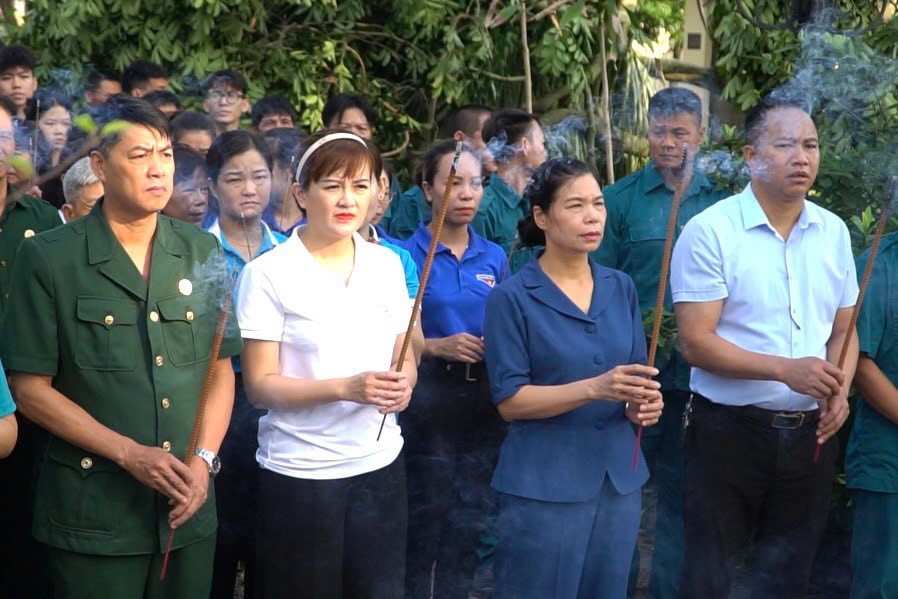 Lãnh đạo MTTQ VIệt Nam thành phố Hà Nội cùng các lực lượng trong MTTQ Việt nam xã Đông Anh thắp hương tri ân các anh hùng liệt sỹ tại nghĩa trang Cổ Loa