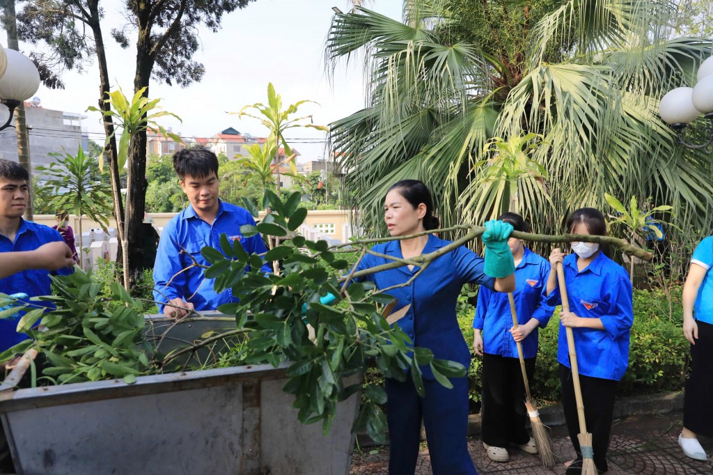 Đồng chí Đặng Thị Phương Hoa, Phó Chủ tịch Ủy ban MTTQVN thành phố Hà Nội cùng dọn dẹp nghĩa trang liệt sĩ Cổ Loa
