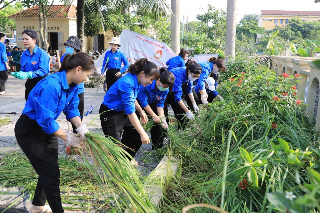 Áo xanh tình nguyện dọn dẹp bên ngoài nghĩa trang Cổ Loa