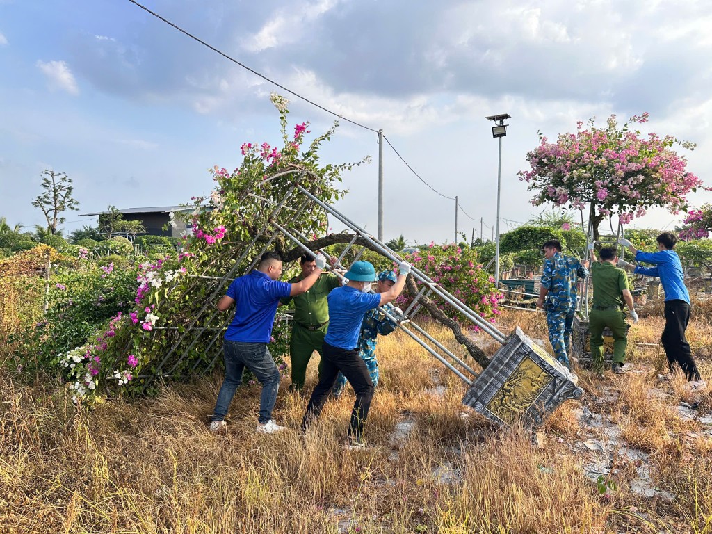 Xã Phù Đổng ra quân vệ sinh môi trường đảm bảo “Sáng - xanh - sạch - đẹp”