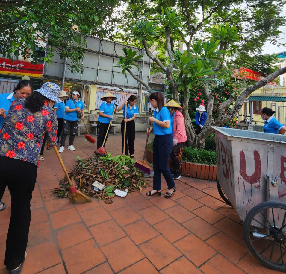 Xã Phù Đổng ra quân vệ sinh môi trường đảm bảo “Sáng - xanh - sạch - đẹp”
