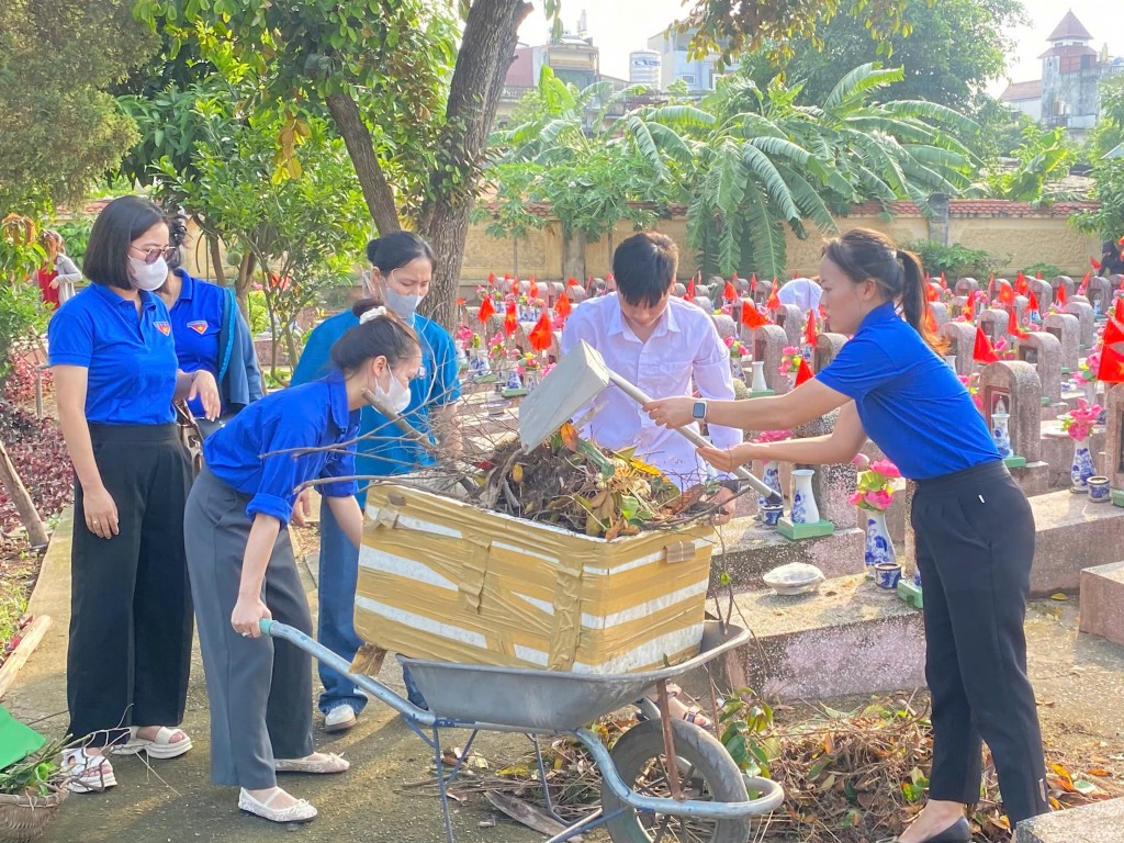 Xã Phù Đổng ra quân vệ sinh môi trường đảm bảo “Sáng - xanh - sạch - đẹp”
