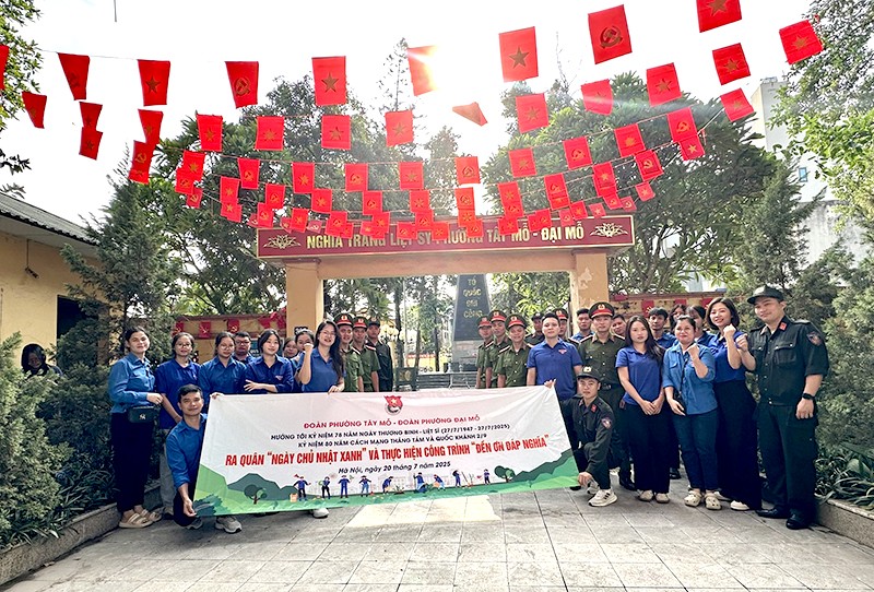 Thanh niên phường Tây Mỗ, phường Đại Mỗ cùng lực lượng vũ trang ra quân tổng vệ sinh môi trường hưởng ứng Ngày “Chủ nhật xanh” và thực hiện công trình “Đền ơn đáp nghĩa”