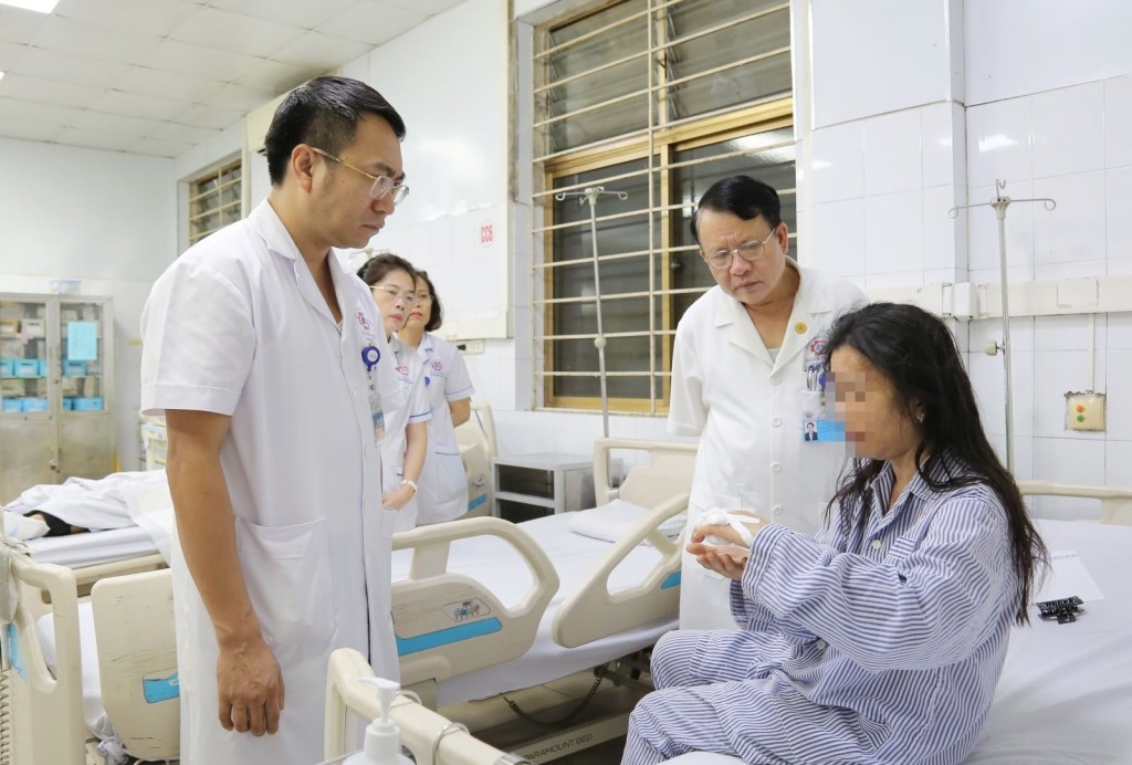 Lãnh đạo Bệnh viện Đa khoa tỉnh Quảng Ninh hỏi thăm, động viên các nạn nhân trong vụ lật tàu.