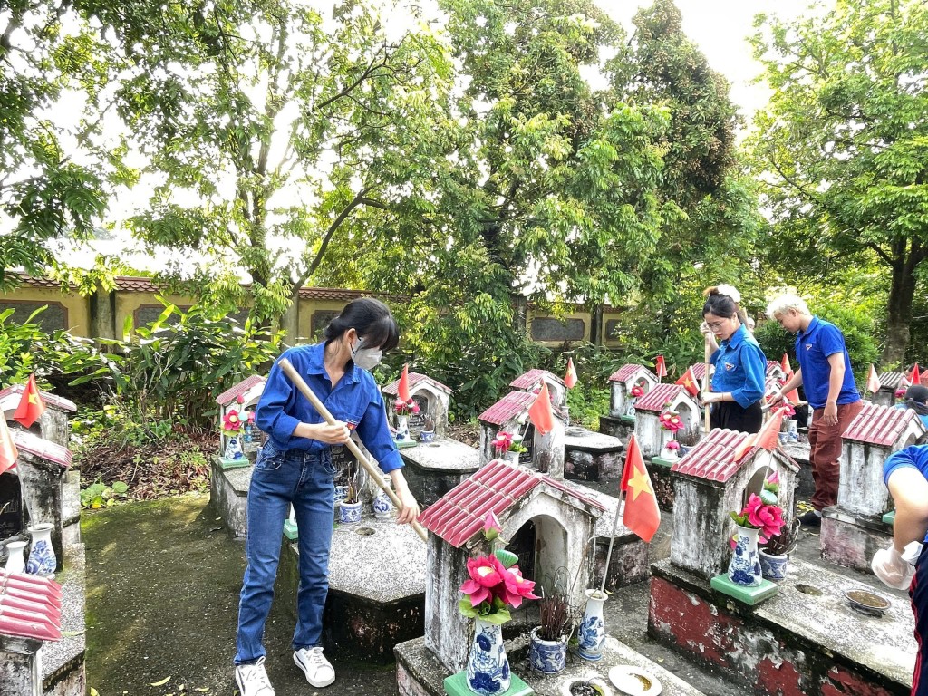 Tuổi trẻ Gia Lâm ra quân hưởng ứng Ngày Chủ nhật xanh