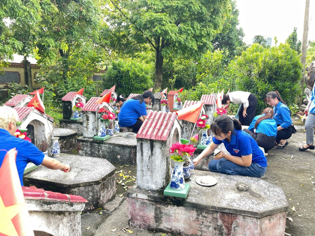 Tuổi trẻ Gia Lâm ra quân hưởng ứng Ngày Chủ nhật xanh