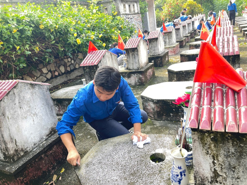 Tuổi trẻ Gia Lâm ra quân hưởng ứng Ngày Chủ nhật xanh