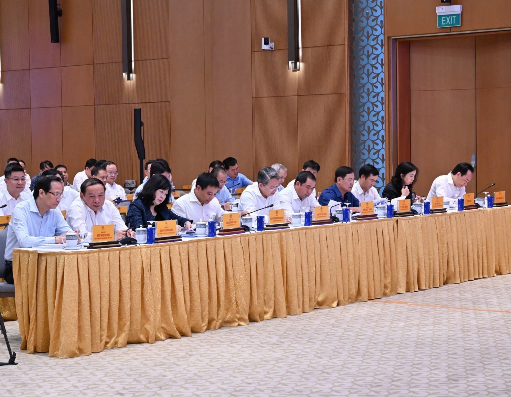Lãnh đạo các bộ, ngành, các thành viên Ban Chỉ đạo; đại diện một số doanh nghiệp, tập đoàn khoa học công nghệ dự phiên họp - Ảnh: VGP/Nhật Bắc