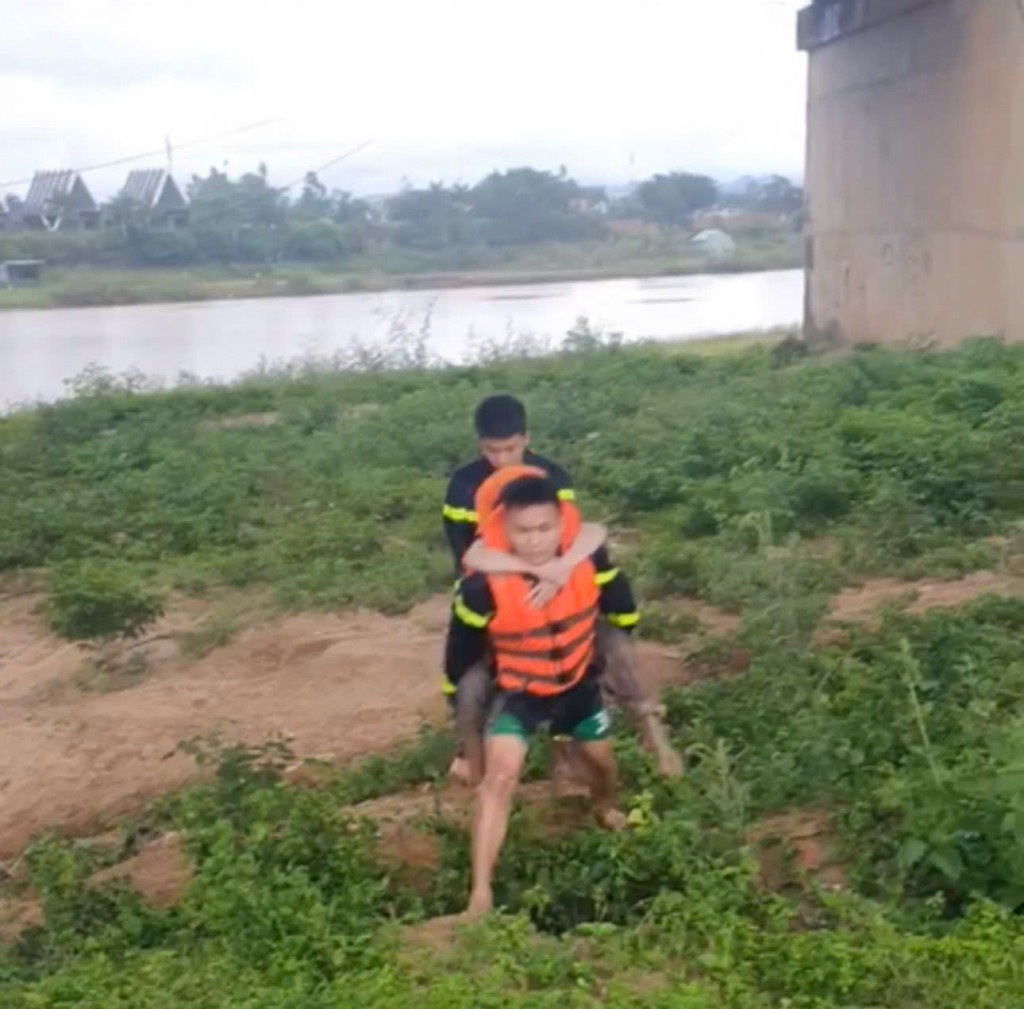 Kịp thời cứu sống hai anh em bị đuối nước