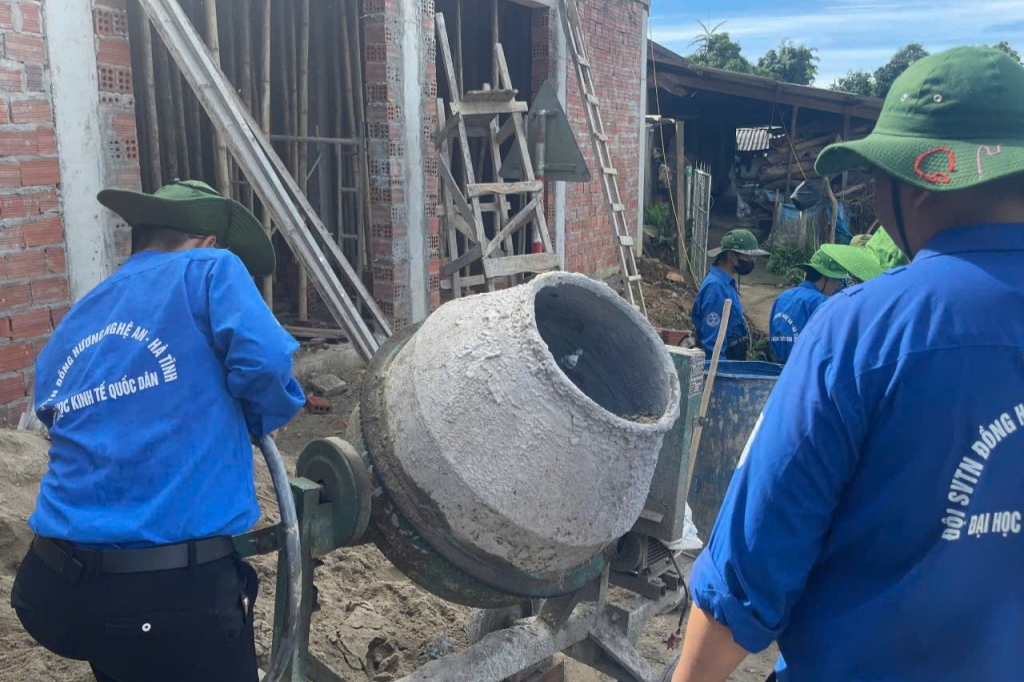 Sinh viên tình nguyện đóng góp ngày công lao động xây dựng nhà cho người dân Huồi Tụ