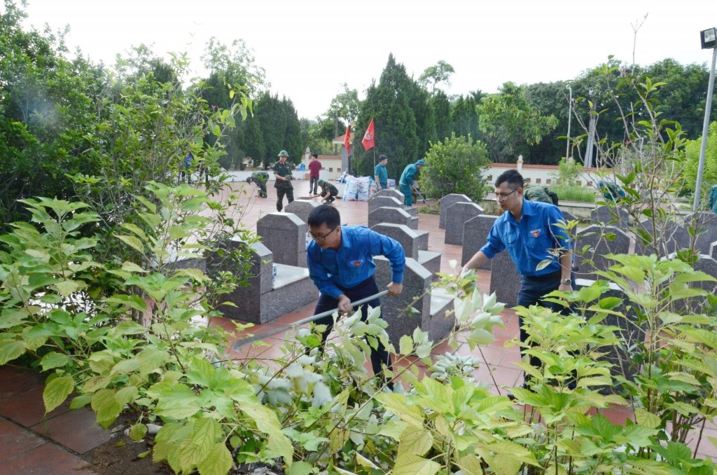 Thanh niên phường Tùng Thiện dọn dẹp nghĩa trang liệt sỹ