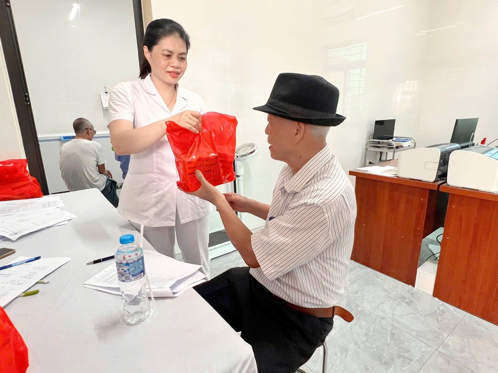 Tặng quà, khám bệnh cho 107 đối tượng chính sách, người có công