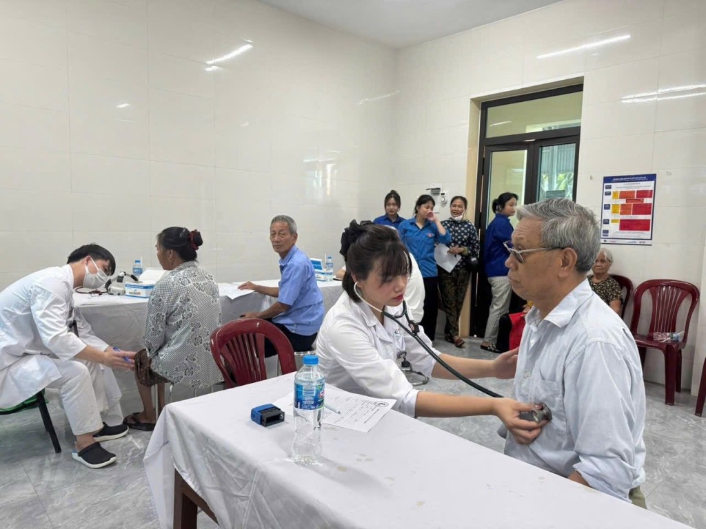 Tặng quà, khám bệnh cho 107 đối tượng chính sách, người có công
