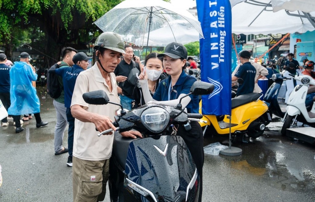 Khách hàng mạnh tay chốt đơn vì xe xịn, mua dễ, chi phí sử dụng “rẻ như cho”