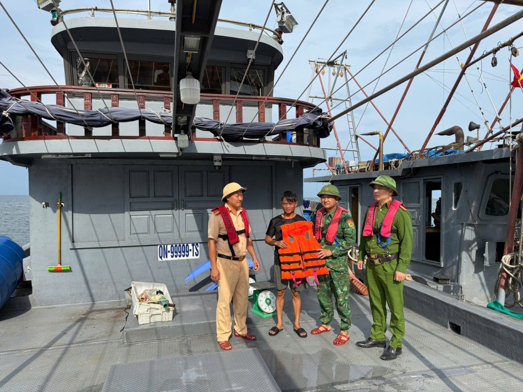 Bộ đội Biên phòng Quảng Ninh khẩn trương giúp dân phòng, chống bão số 3