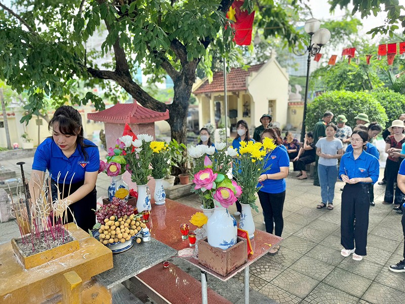 Các tổ chức chính trị xã hội trong Mặt trận Tổ quốc phường Từ Liêm dâng hương, dâng hoa tưởng niệm các anh hùng liệt sỹ Các tổ chức chính trị xã hội trong Mặt trận Tổ quốc phường Từ Liêm dâng hương, dâng hoa tưởng niệm các anh hùng liệt sỹ