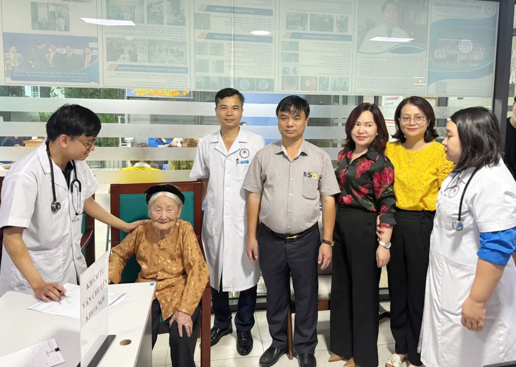 Chủ tịch UBND xã Ngọc Hồi Trần Việt Trung và Phó Giám đốc Bệnh viện Đa khoa Nông nghiệp Tống Lê Văn cùng các cán bộ, nhân viên đón tiếp Mẹ Việt Nam Anh hùng Nguyễn Thị Cứu tại buổi khám sức khỏe.