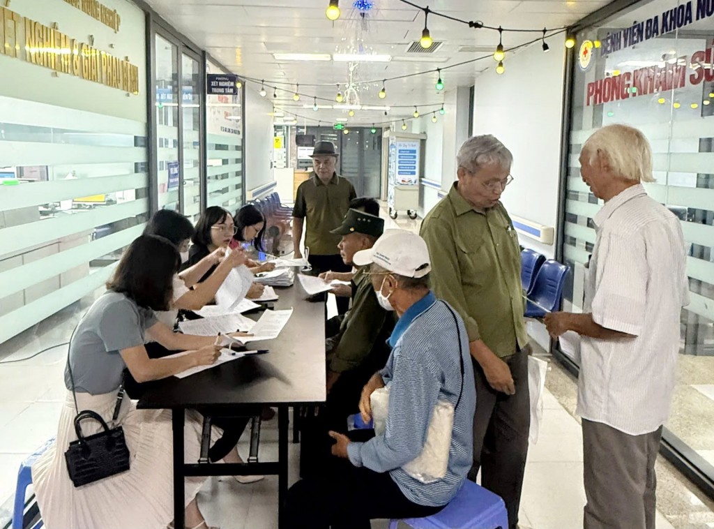 Các thương bệnh binh, người có công và đối tượng chính sách rất phấn khởi tham gia buổi khám.