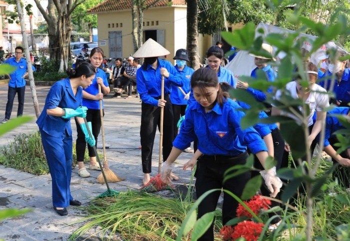 Nhân dân đồng loạt dọn dẹp cây đổ, chăm sóc nghĩa trang