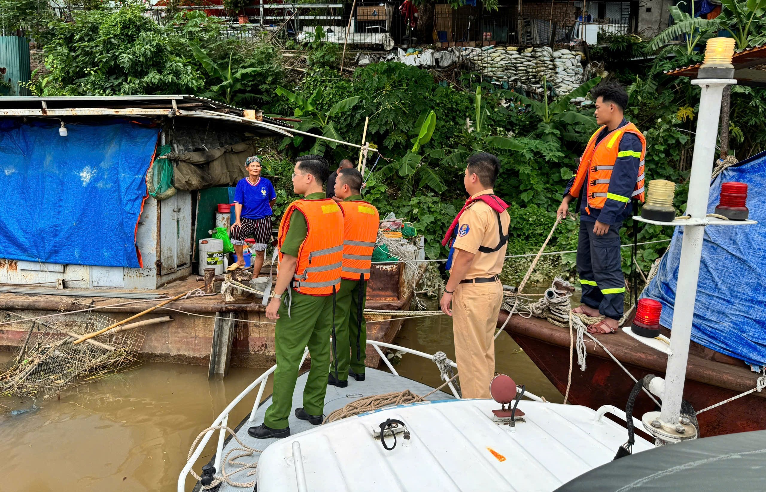 Tuyên truyền người dân ven sông Hồng phòng chống bão số 3
